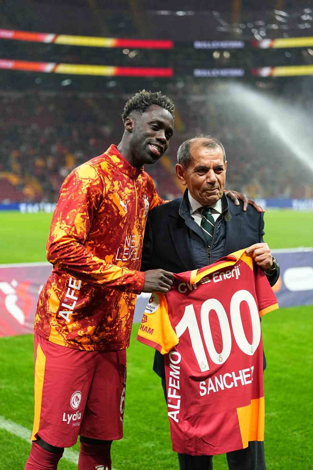 Galatasaray’da 100. maçına çıkan Davinson Sanchez’e plaket verildi