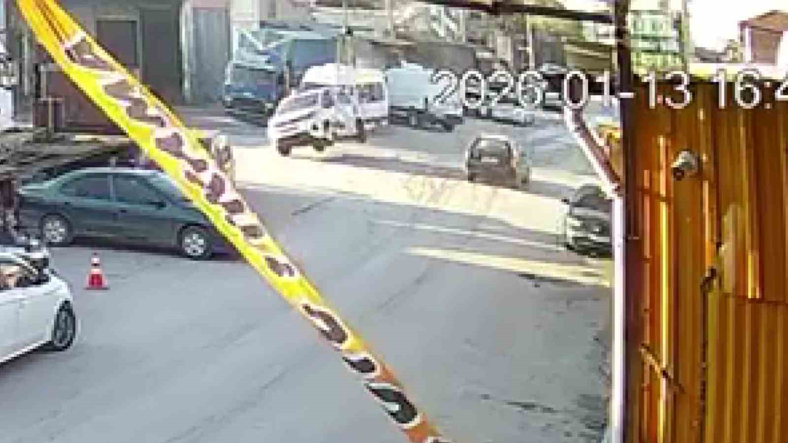 Otomobille çarpışan hafif ticari araç devrildi