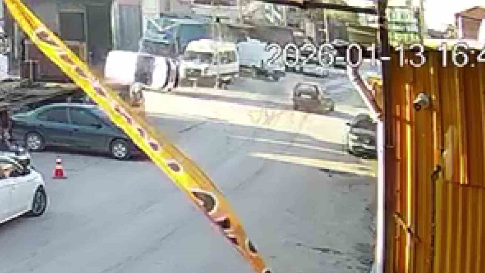 Otomobille çarpışan hafif ticari araç devrildi