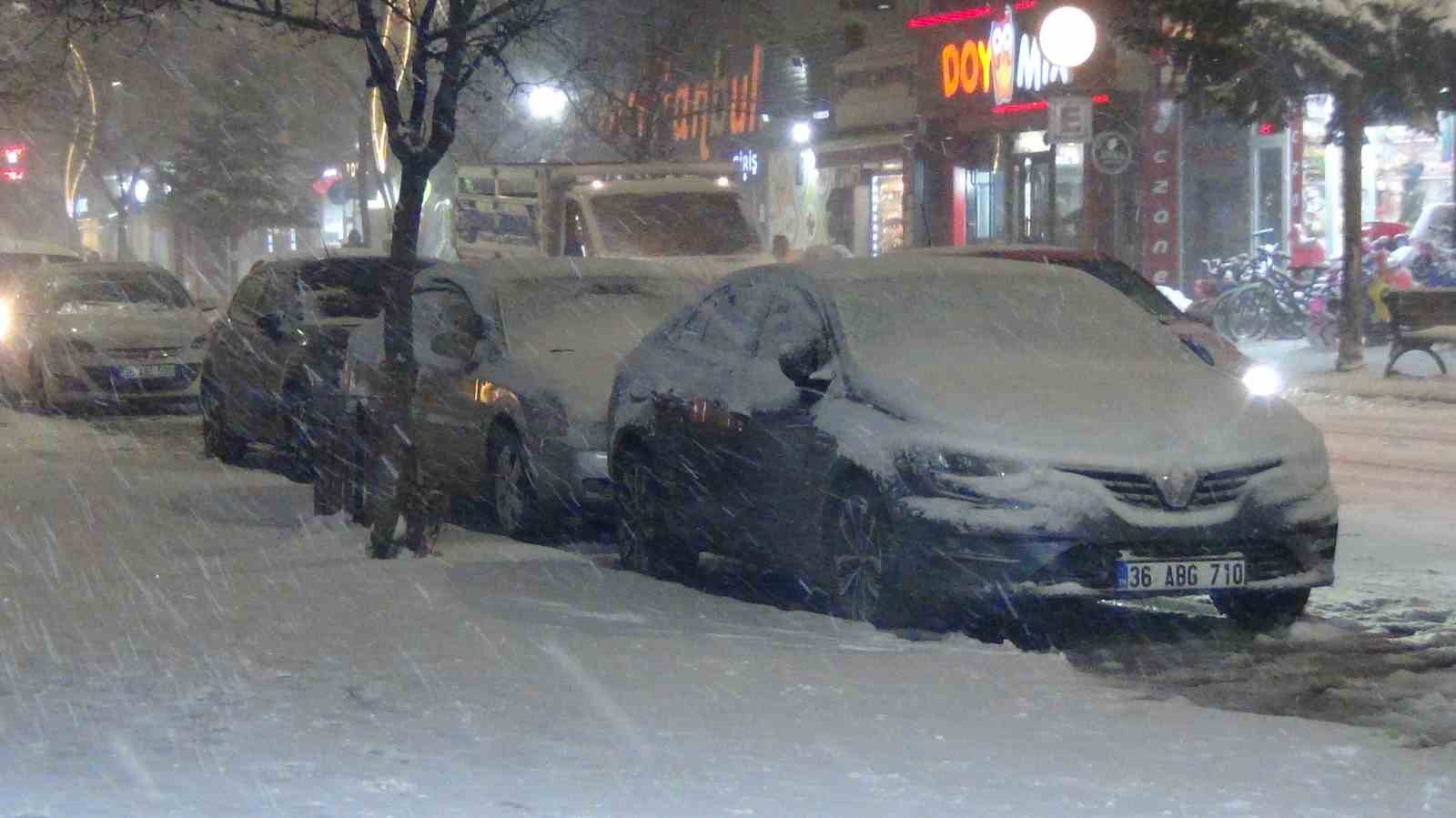 Kars’ta kar ve tipiden göz gözü görmüyor