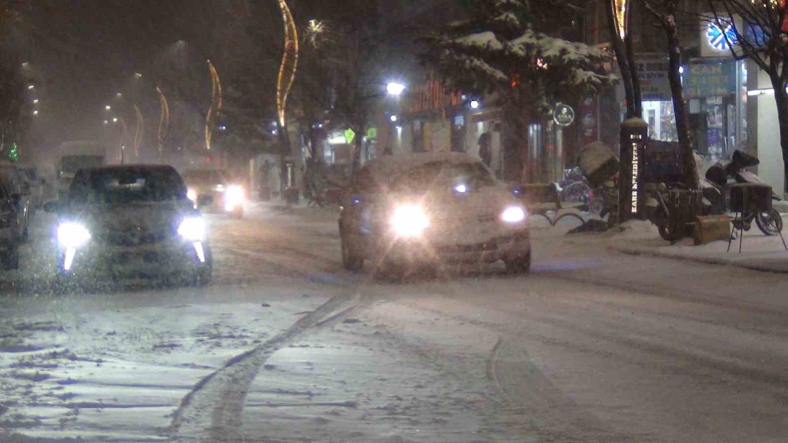 Kars’ta kar ve tipiden göz gözü görmüyor