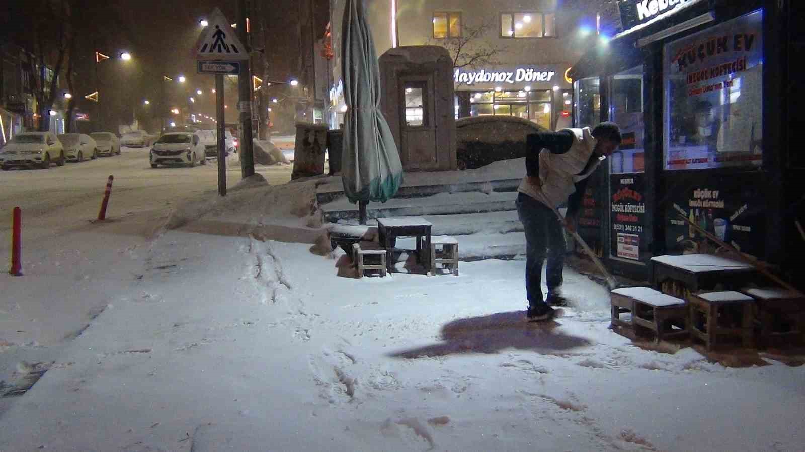 Kars’ta kar ve tipiden göz gözü görmüyor