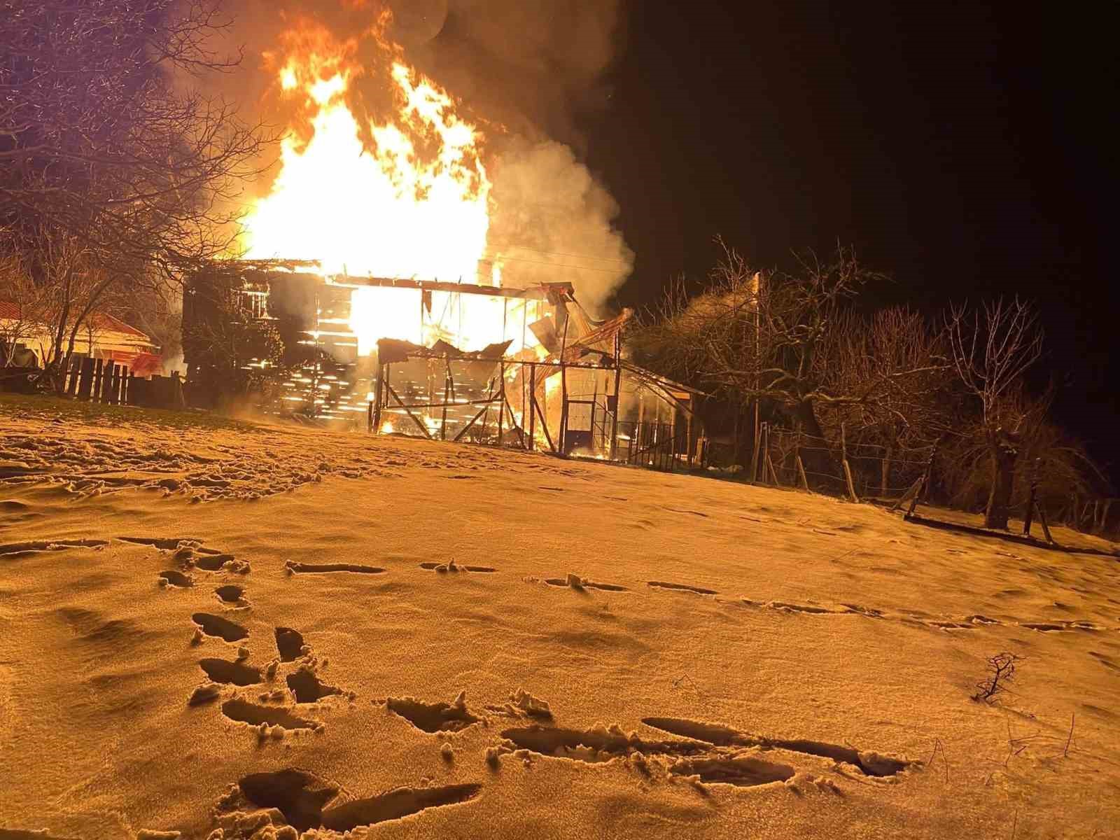 Karabük’te iki katlı ahşap ev küle döndü