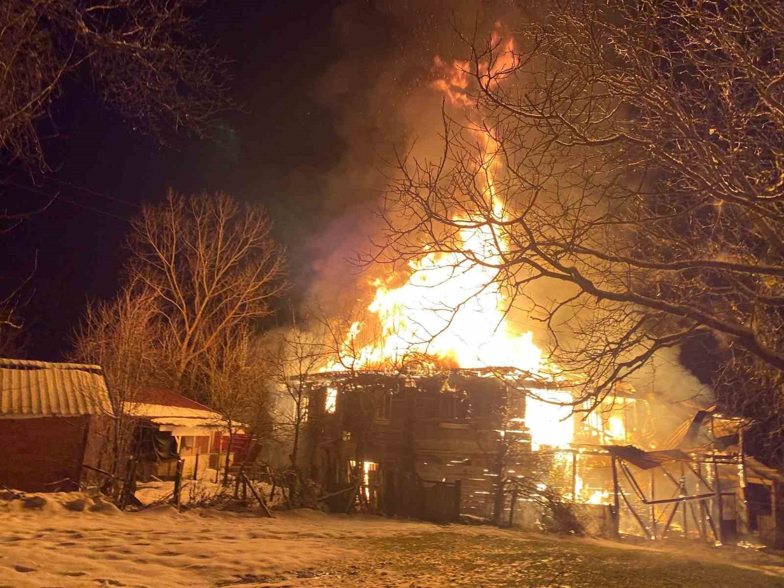 Karabük’te iki katlı ahşap ev küle döndü