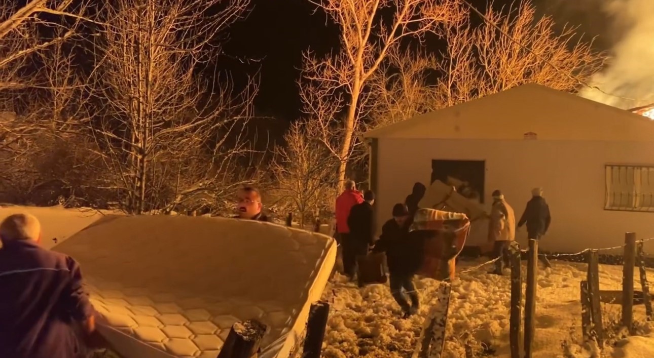 Karabük’te iki katlı ahşap ev küle döndü