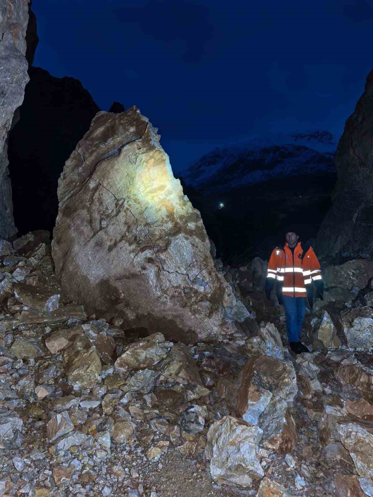 Kemaliye’de Taş Yolu geçici olarak trafiğe kapatıldı