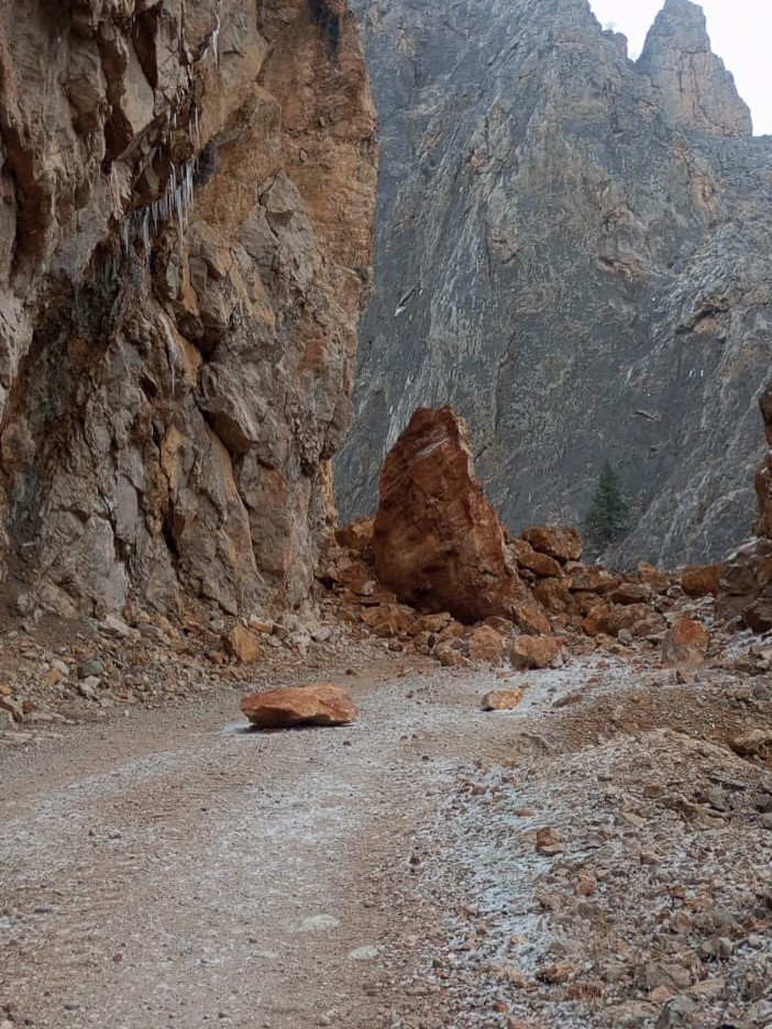 Kemaliye’de Taş Yolu geçici olarak trafiğe kapatıldı