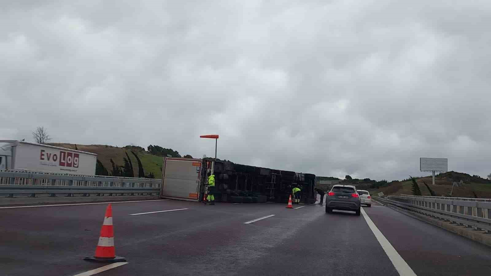 Fırtına otobanda tırı devirdi, sürücü kendi imkanlarıyla böyle çıktı
