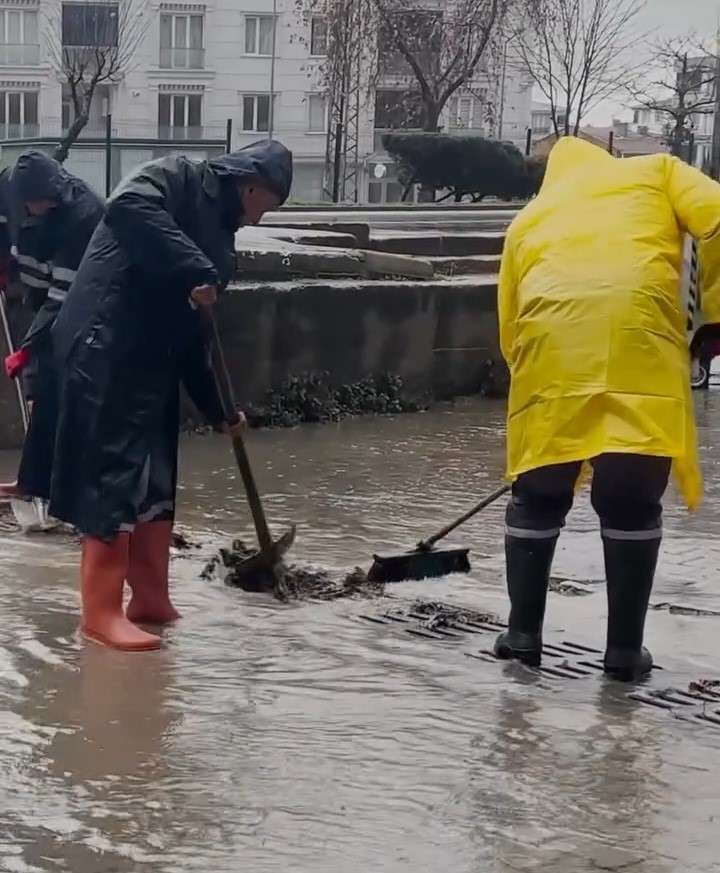 Kırklareli’nde şiddetli yağış hayatı felç etti: Başkan Bulut sular içinde şiir okudu