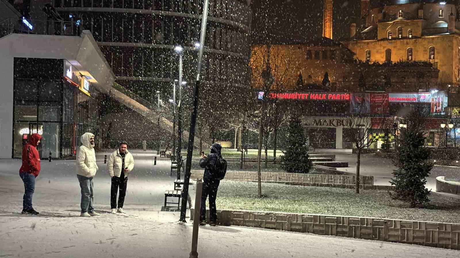 Bolu’da kar yağışı başladı