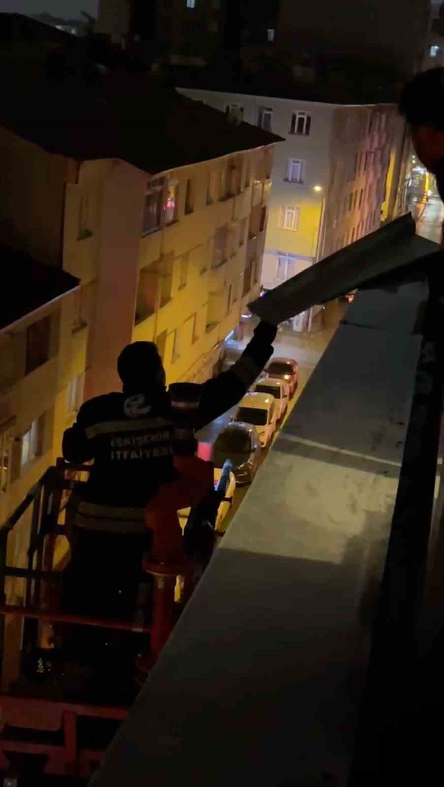 Binadan sarkan metal parça için itfaiyeden gece operasyonu