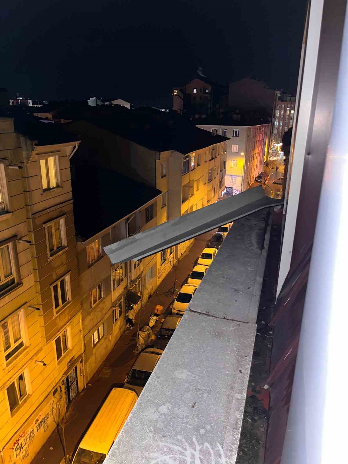 Binadan sarkan metal parça için itfaiyeden gece operasyonu