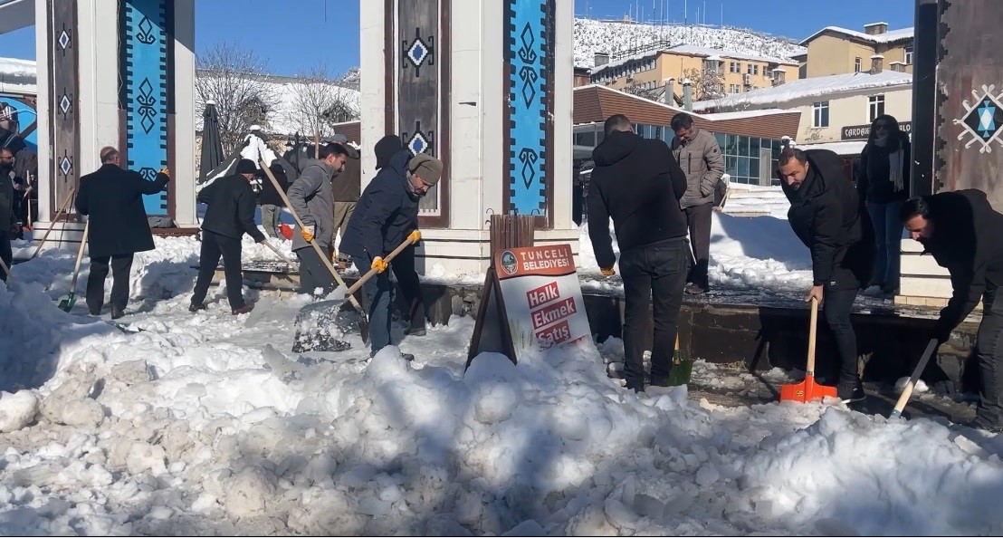 Tunceli Belediyesi karla mücadele çalışmalarını sürdürüyor