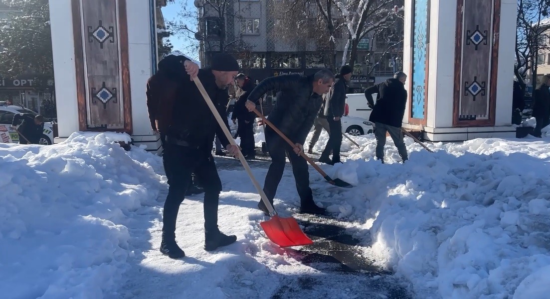 Tunceli Belediyesi karla mücadele çalışmalarını sürdürüyor