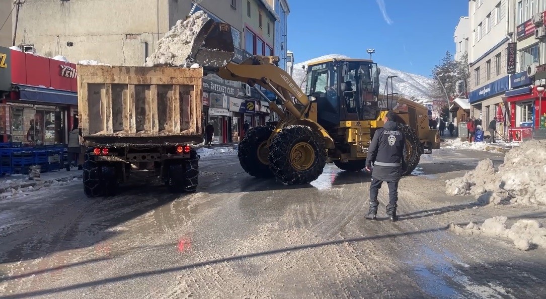 Tunceli Belediyesi karla mücadele çalışmalarını sürdürüyor