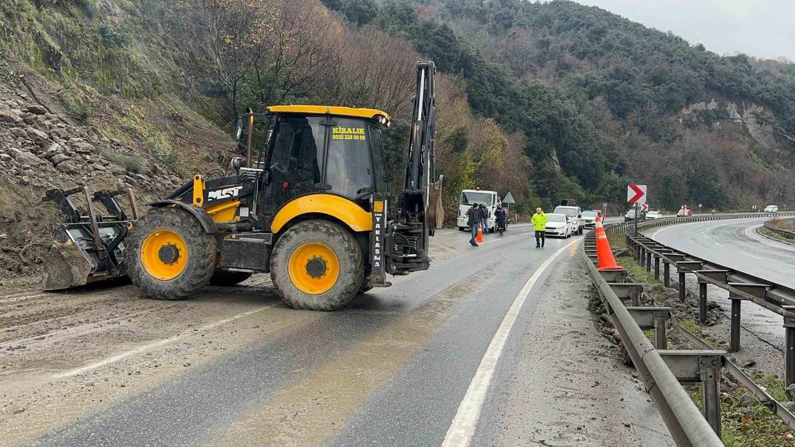 Heyelan kara yolunu kapattı, otomobilde maddi hasar meydana geldi