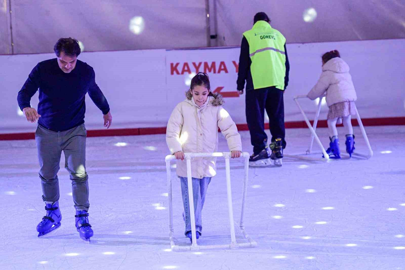 İzmir’de kışın keyfi buzda yaşanıyor