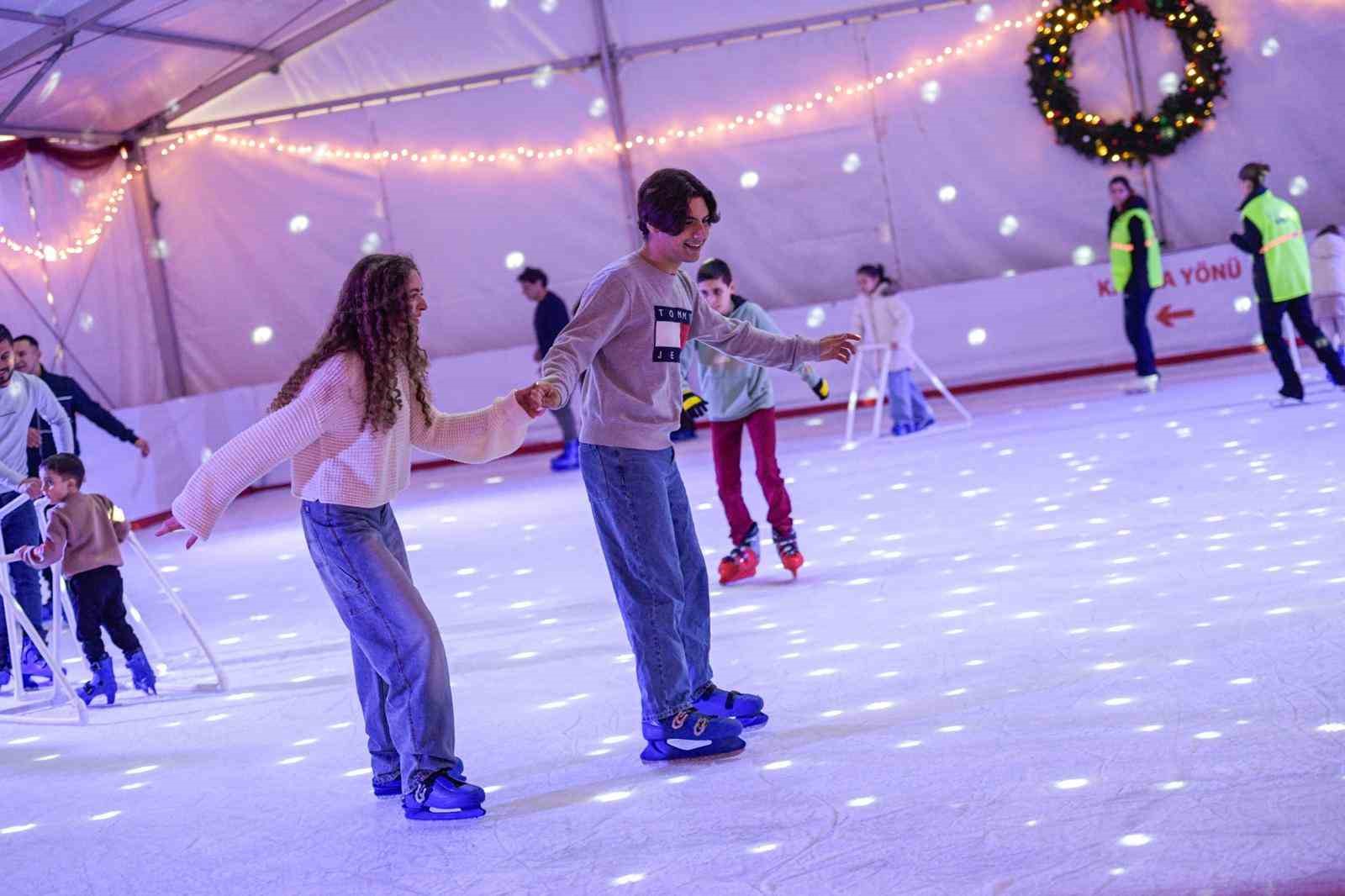 İzmir’de kışın keyfi buzda yaşanıyor