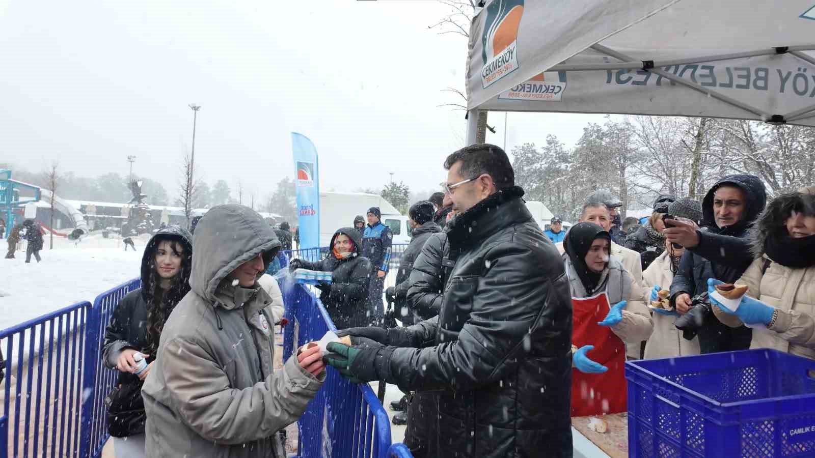 Çekmeköy’de kar şenliği: Yüzlerce vatandaş doyasıya eğlendi