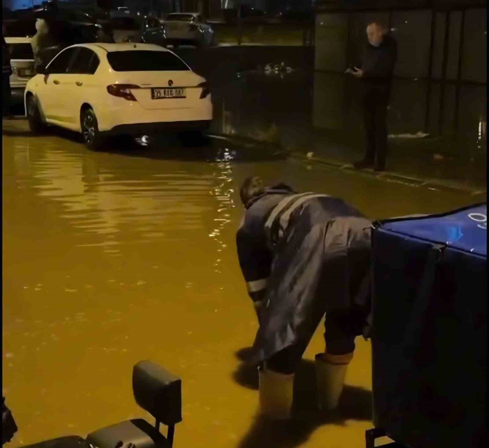 Kırklareli’nde sağanak yağış hayatı olumsuz etkiledi: Cadde ve sokaklar göle döndü