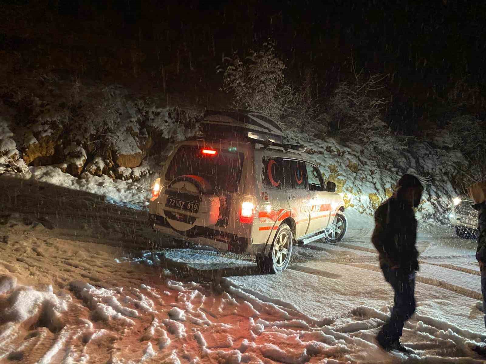 Sason’da karla mücadele sürüyor: Ekipler hastaları kurtarmak için seferber oldu