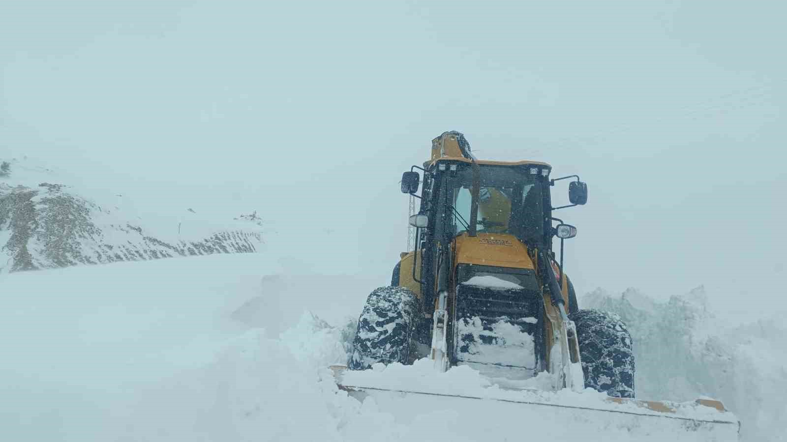 Sason’da karla mücadele sürüyor: Ekipler hastaları kurtarmak için seferber oldu