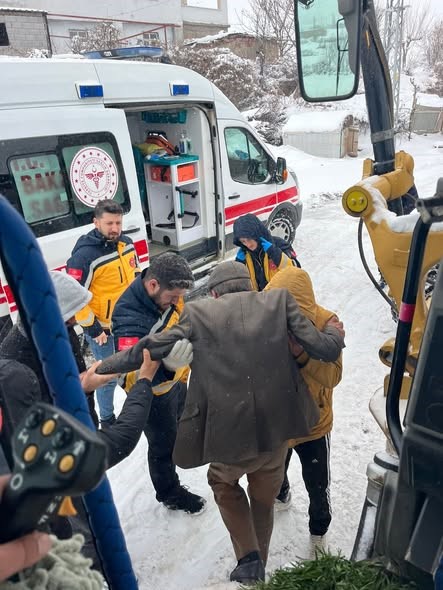 Sason’da karla mücadele sürüyor: Ekipler hastaları kurtarmak için seferber oldu