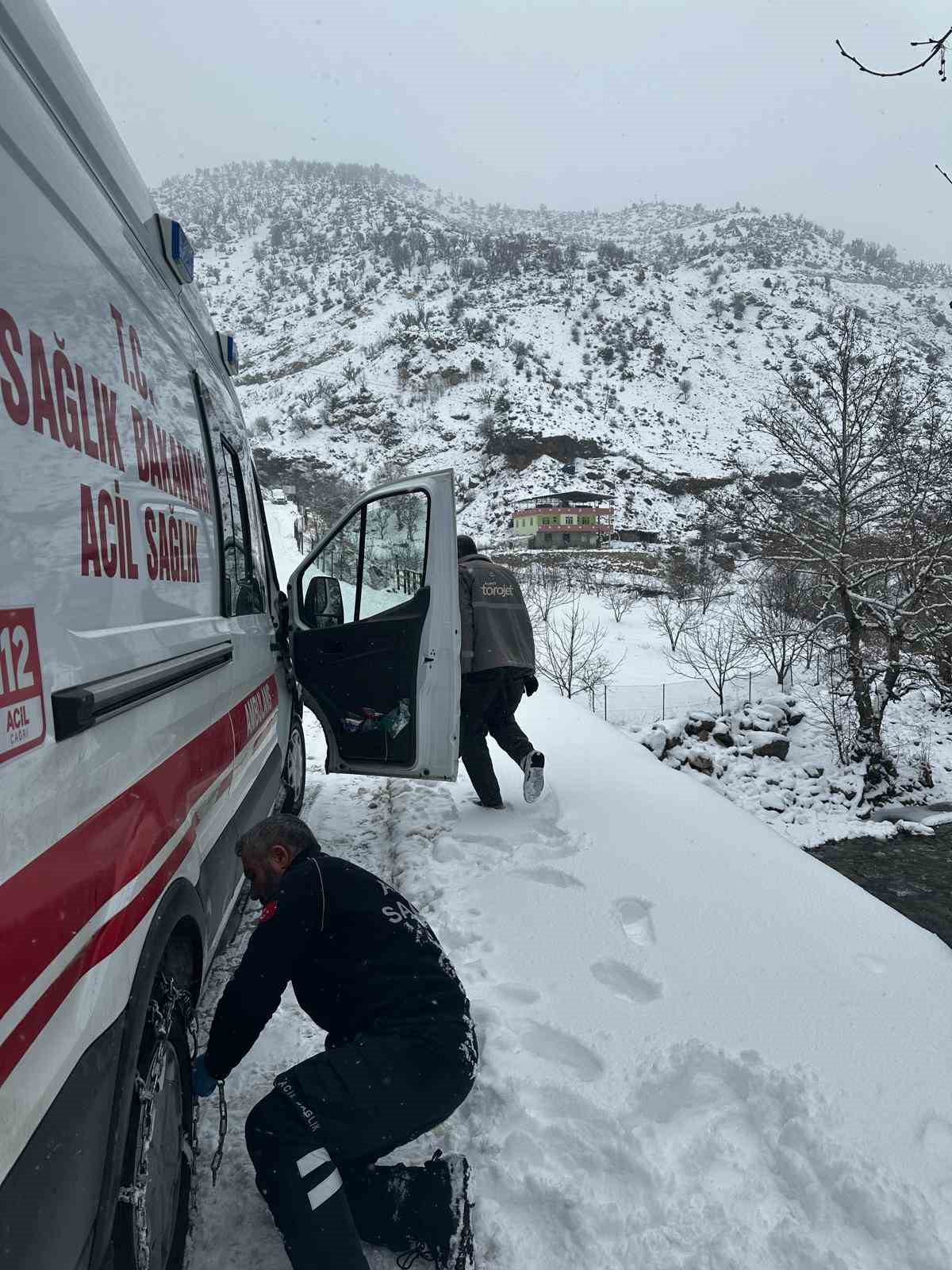 Sason’da karla mücadele sürüyor: Ekipler hastaları kurtarmak için seferber oldu