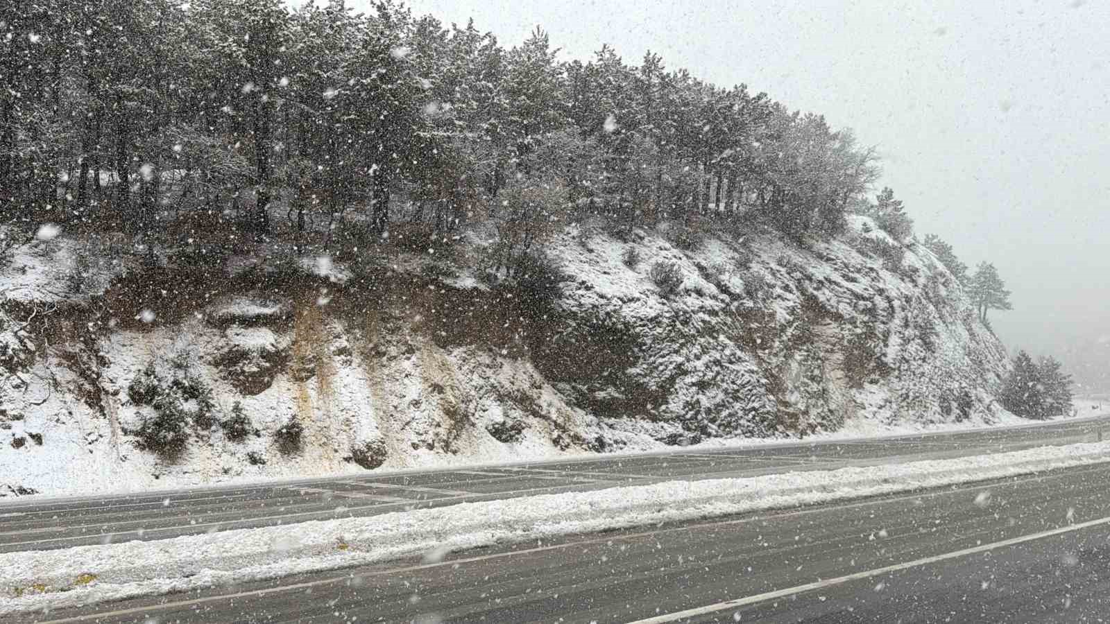 Afyonkarahisar’ın yüksek rakımlı bölgelerinde kar yağışı etkili oldu