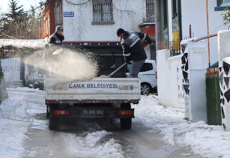 Canik’te kar mesaisi: Kaymakam Aydın ve Başkan Sandıkçı sahada