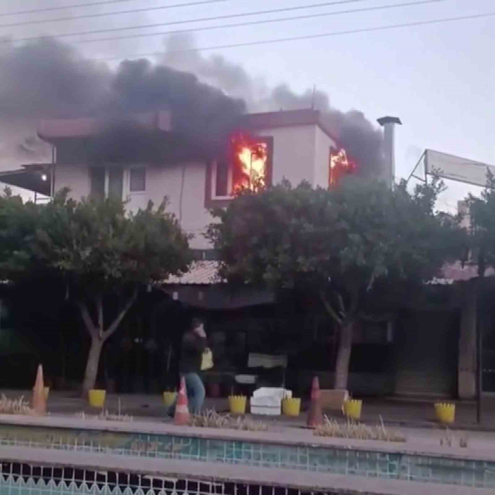 Müstakil ev alevlere teslim oldu