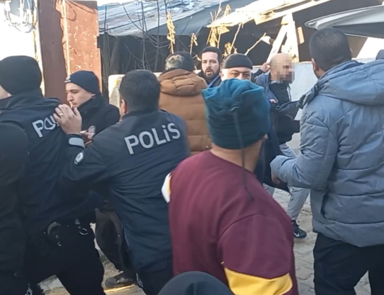 Cezaevinden kaçan mahkum mahalleyi birbirine kattı