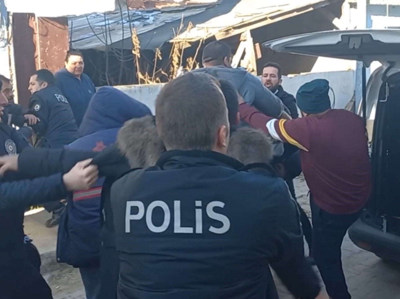 Cezaevinden kaçan mahkum mahalleyi birbirine kattı