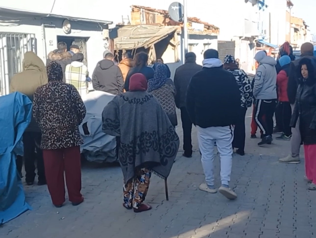 Cezaevinden kaçan mahkum mahalleyi birbirine kattı