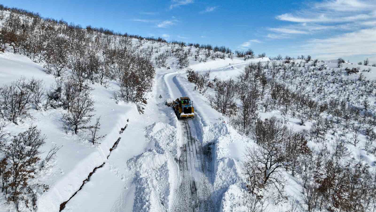 Çüngüş’te bin 500 metre rakımda yollar kardan temizleniyor