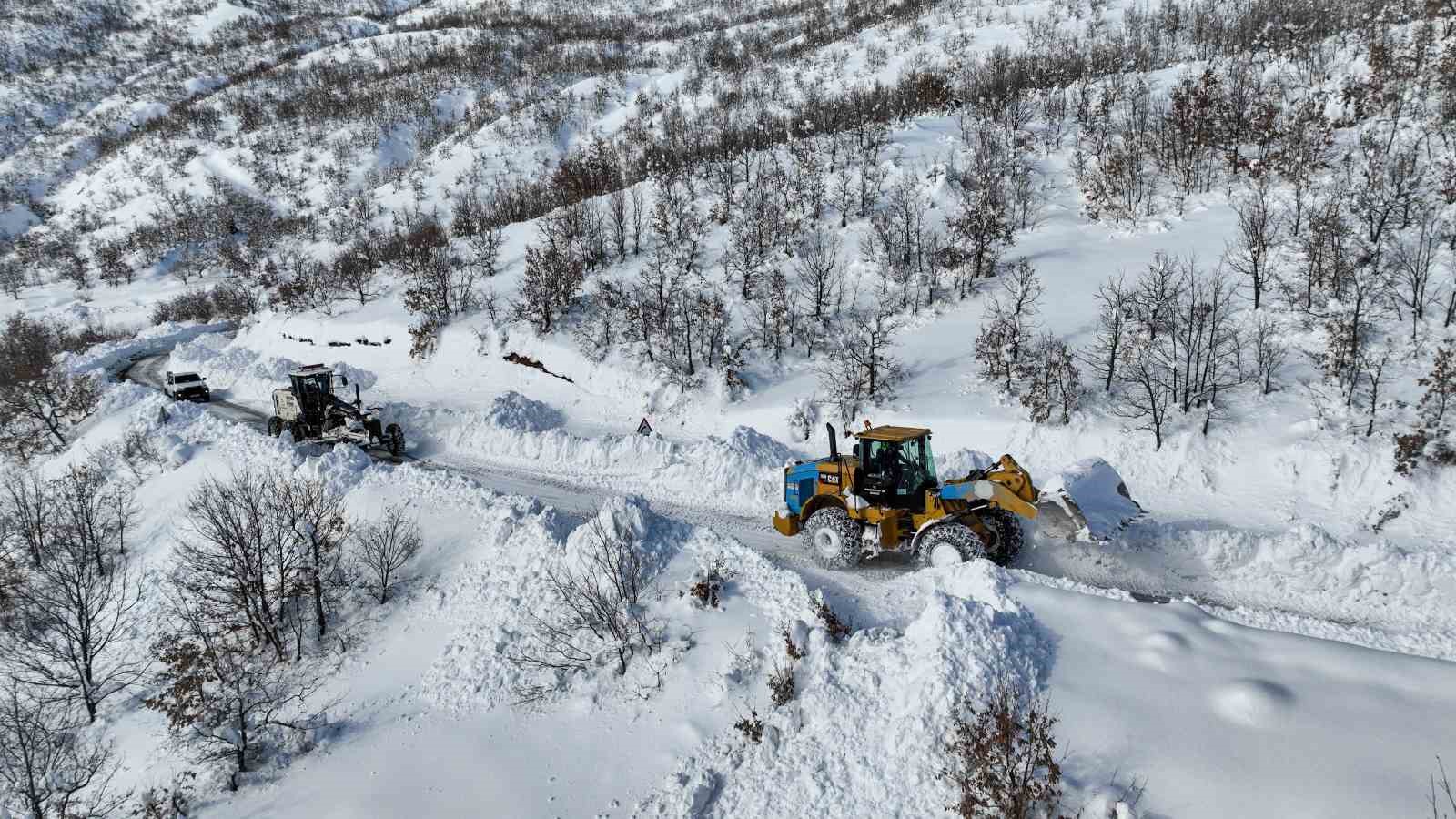 Çüngüş’te bin 500 metre rakımda yollar kardan temizleniyor