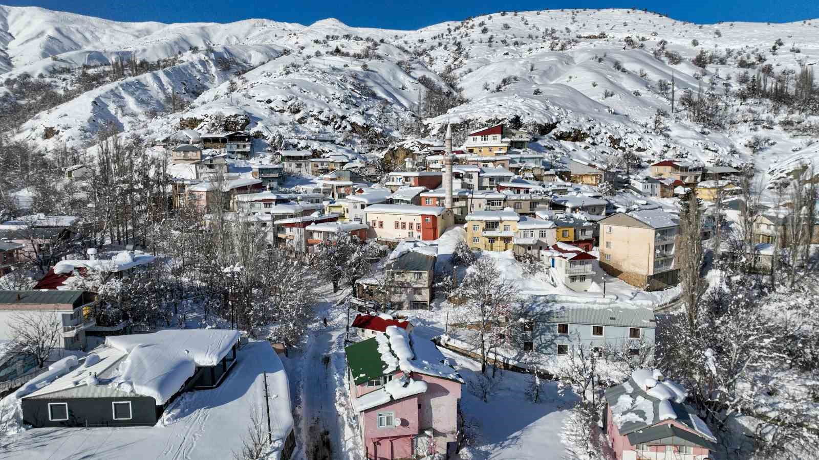 Çüngüş’te bin 500 metre rakımda yollar kardan temizleniyor