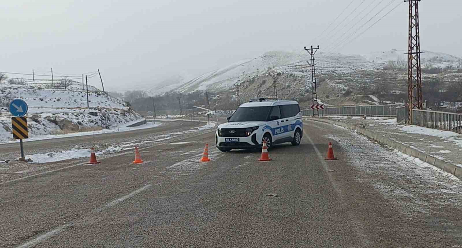 Yoğun kar ilçeyi esir aldı, Kayseri-Malatya yolu trafiğe kapatıldı