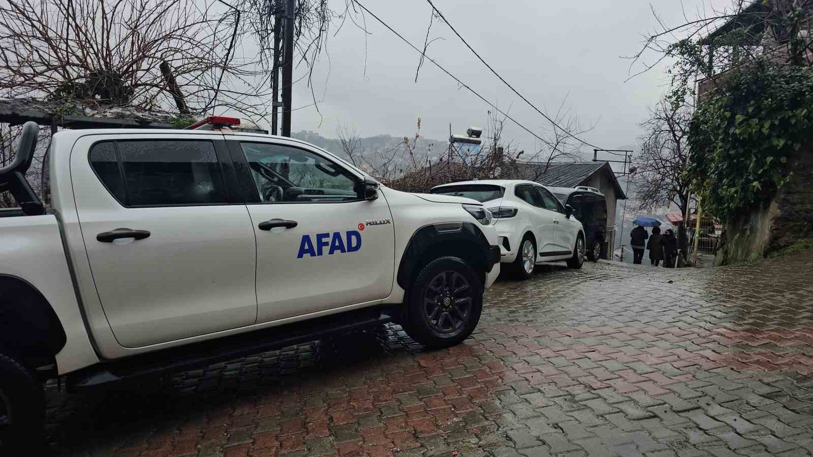 Zonguldak’ta korkutan heyelan: 8 kişilik aile tahliye edildi