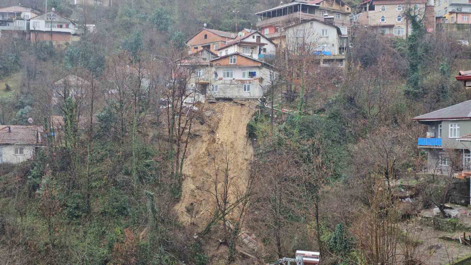 Zonguldak’ta korkutan heyelan: 8 kişilik aile tahliye edildi