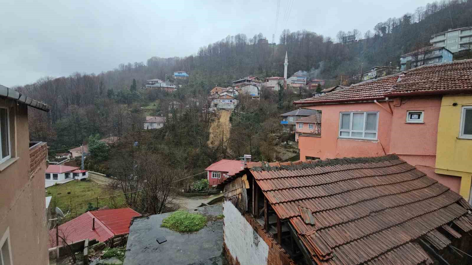 Zonguldak’ta korkutan heyelan: 8 kişilik aile tahliye edildi
