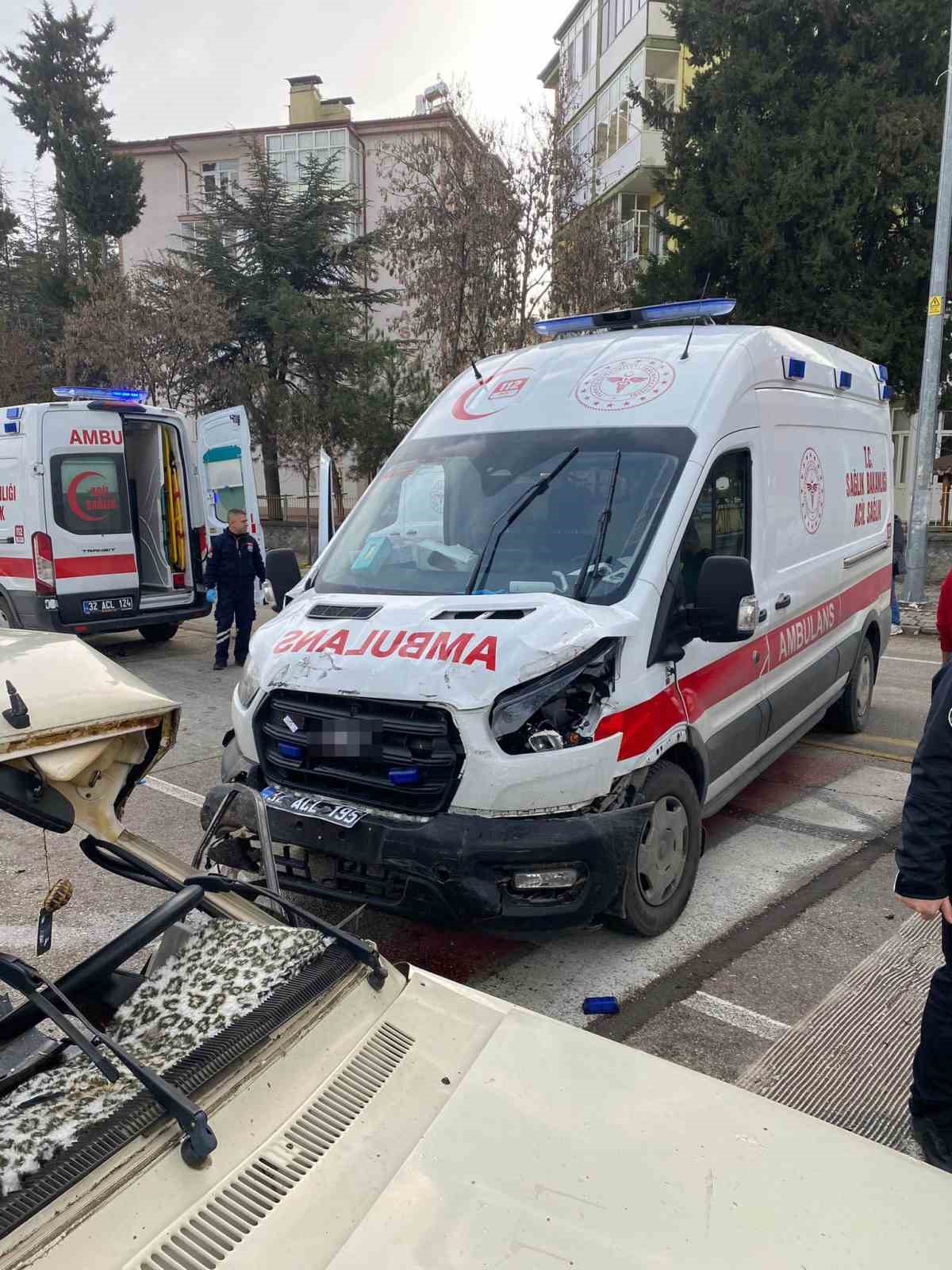 Ambulansla çarpışan otomobil hurdaya döndü: 2 yaralı