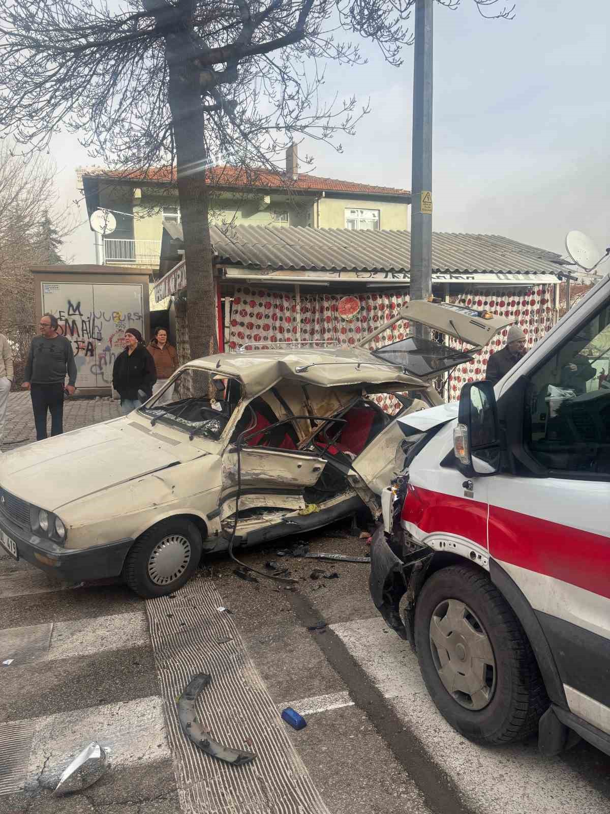 Ambulansla çarpışan otomobil hurdaya döndü: 2 yaralı