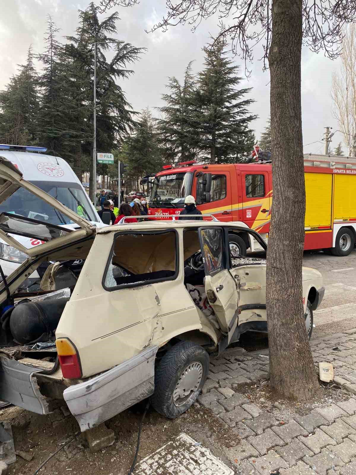 Ambulansla çarpışan otomobil hurdaya döndü: 2 yaralı