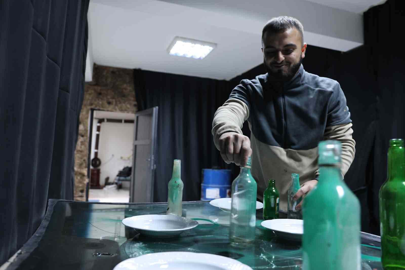 Bu eve gelen her şeyi kırıp döküyor