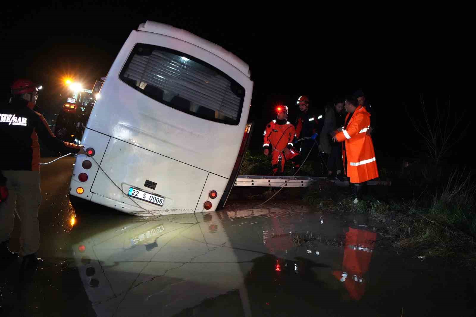 Edirne’de minibüs sulama kanalına düştü: Mahsur kalanlar kurtarıldı