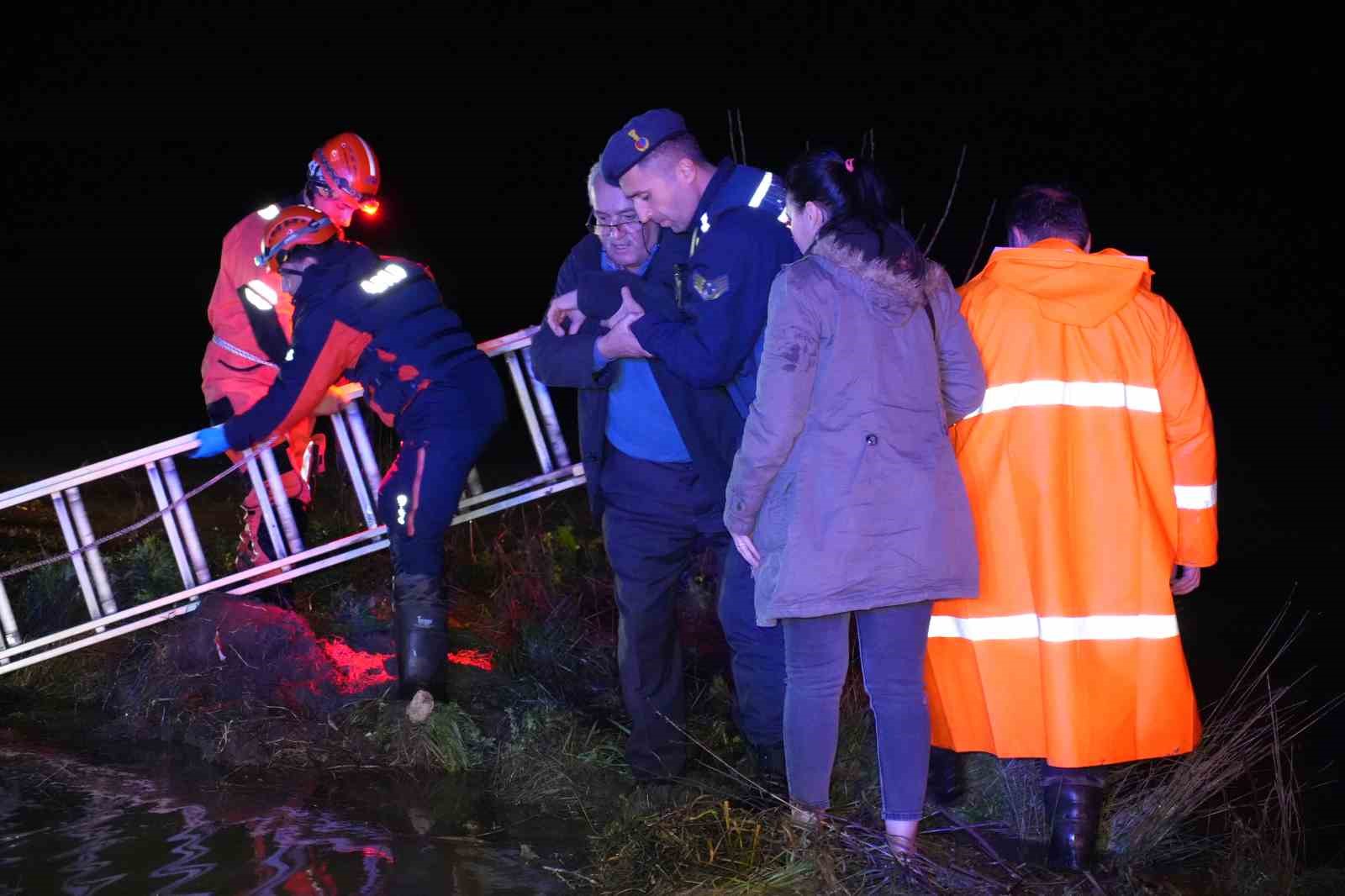 Edirne’de minibüs sulama kanalına düştü: Mahsur kalanlar kurtarıldı