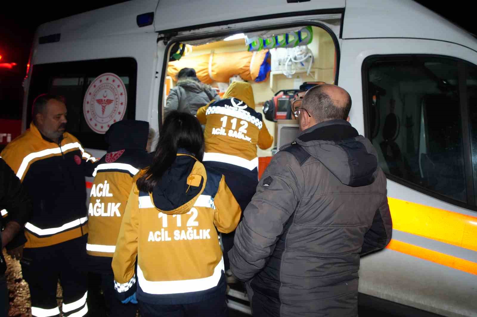 Edirne’de minibüs sulama kanalına düştü: Mahsur kalanlar kurtarıldı