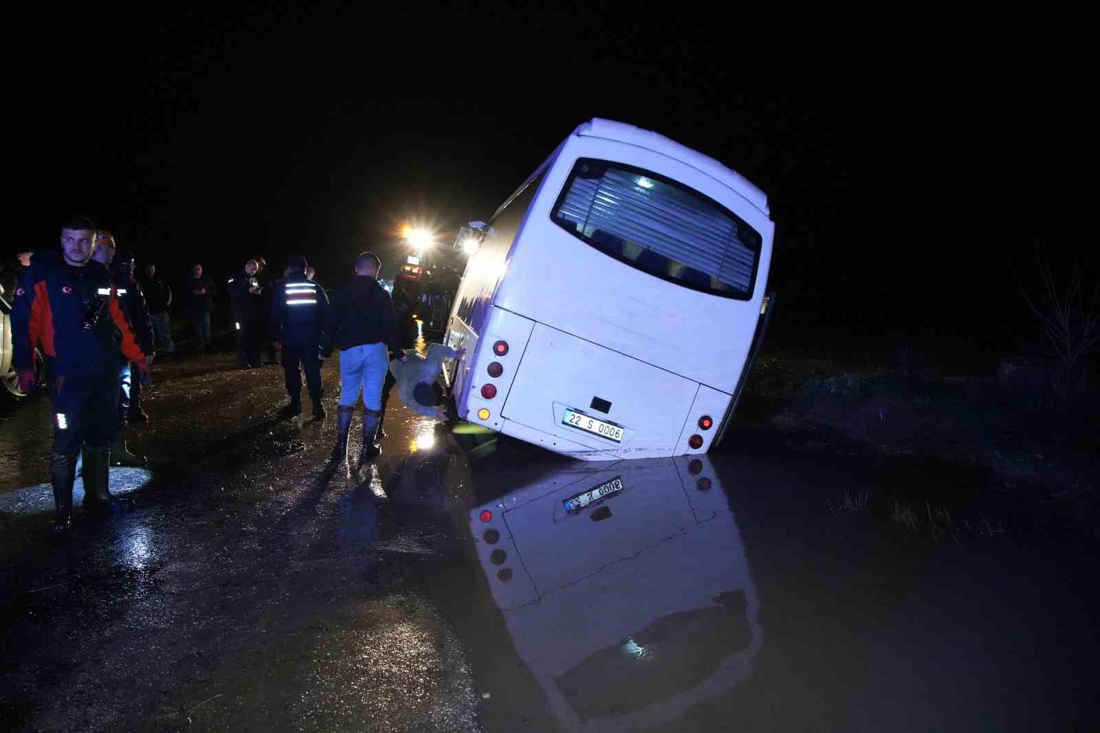 Edirne’de minibüs sulama kanalına düştü: Mahsur kalanlar kurtarıldı