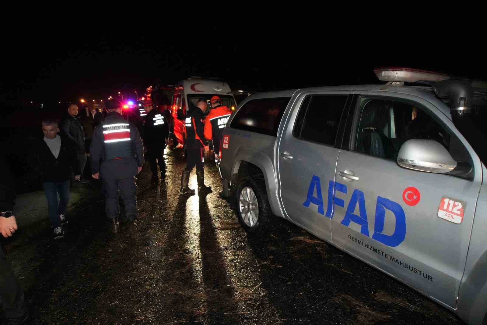 Edirne’de minibüs sulama kanalına düştü: Mahsur kalanlar kurtarıldı